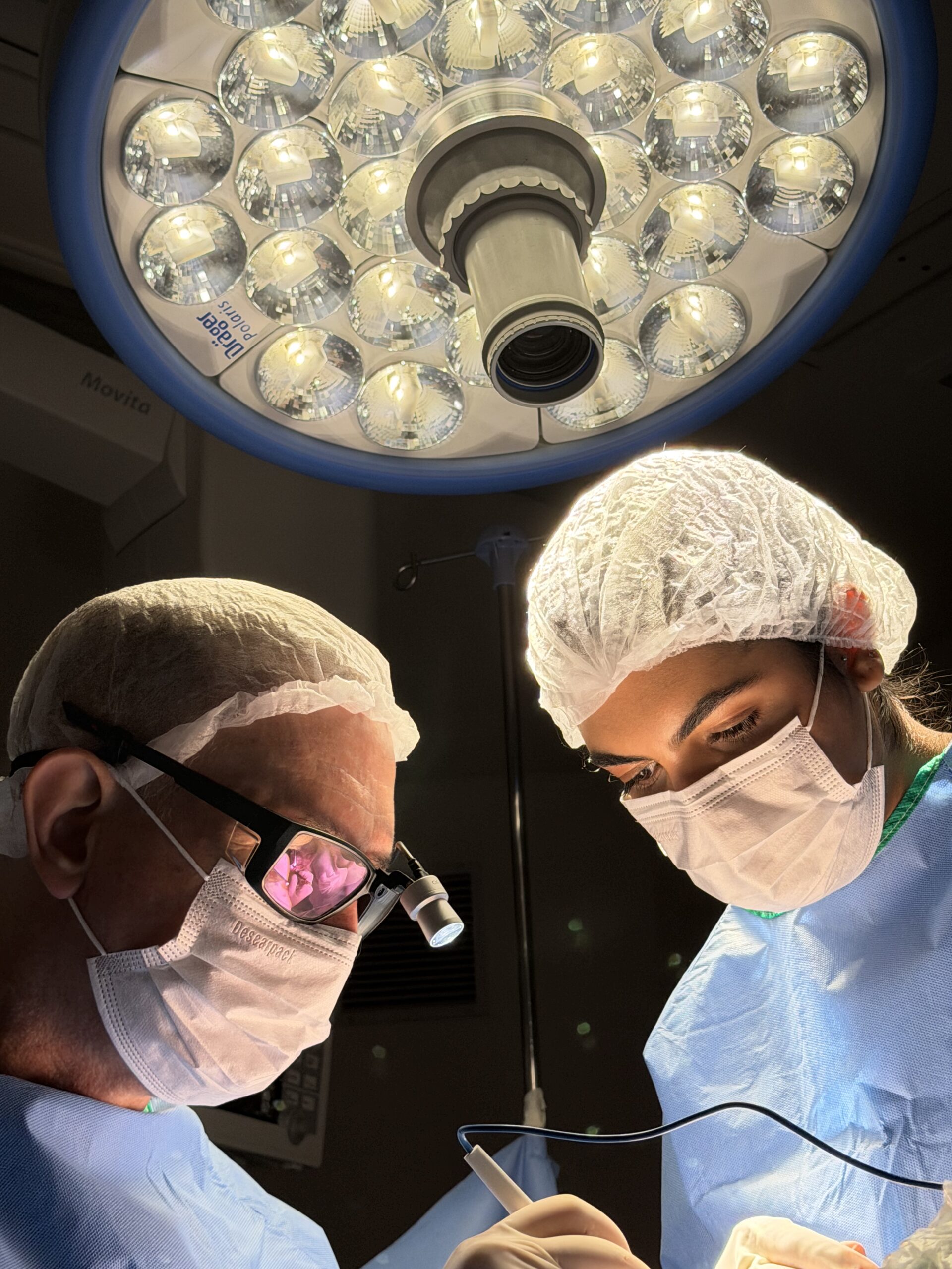 Dr. Marco em cirurgia — centro cirúrgico próprio